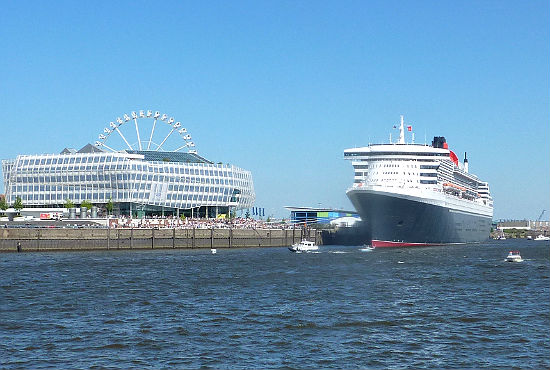 OM2-anleger Die "Queen Mary 2" am Cruise Center. Das Lieblingsschiff der Hamburger ist der Star der Auslaufparade beim 822. Hafengeburtstag.
