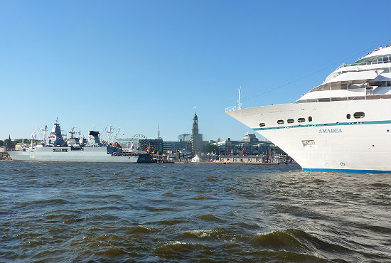 amadea550 Das Kreuzfahrtschiff "MS Amadea" verabschiedet sich bei der Auslaufparade von Hamburg.