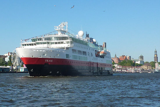 fram Das Hurtigruten-Expeditionsschiff MS Fram begleitet erstmals die Parade.