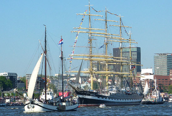 krusznstern Auch das russische Segelschulschiff "Krusenstern" war bei der Auslaufparade beim 822. Hafengeburtstag mit von der Partie.