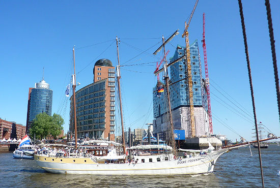 mare frisium Der imposante Dreimaster Mare Frisium vor der Elbphilharmonie.