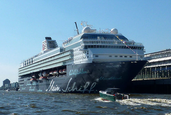meinschiff550 Die "Mein Schiff 2" von TUI Cruises wartet auf ihre Taufe am 14. Mai 2011 in Hamburg.