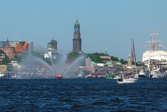 panorama-hamburg Das Feuerschiff führt mit seinen eindrucksvollen Fontänen die Auslaufparade an.