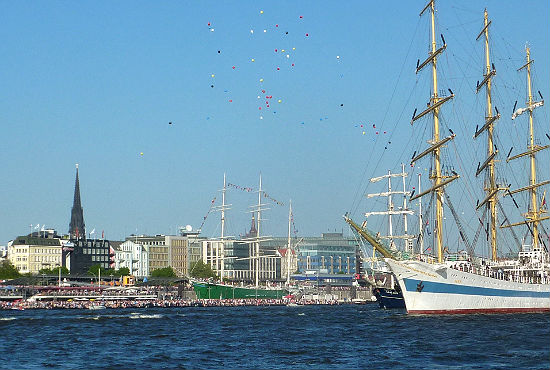rickmerrickmers550 Der russische Großsegler "MIR" lässt bunte Luftballons steigen. Im Hintergrund das Hamburger Museumsschiff "Rickmer Rickmers".