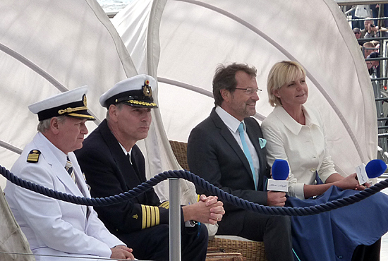 Kapitän der "Mein Schiff 2" Kjell Holm, Hamburgs Hafenkapitän Jörg Pollmann, TUI Cruises CEO Richard Vogel und Patin der "Mein Schiff 2" Anja Fichtel warten auf die Taufe. (v. l. n. r.) Kapitän der "Mein Schiff 2" Kjell Holm, Hamburgs Hafenkapitän Jörg Pollmann, TUI Cruises CEO Richard Vogel und Patin der "Mein Schiff 2" Anja Fichtel warten auf die Taufe. (v. l. n. r.)