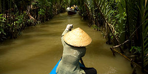 Unterwegs auf einem schmalen Seitenarm des Mekong © Mekong Eyes Unterwegs auf einem schmalen Seitenarm des Mekong © Mekong Eyes