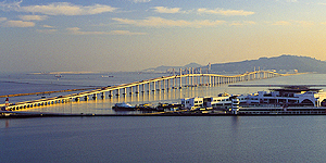 Vier Kilometer lange Brücken über das Perlflussdelta verbinden die Halbinsel Macau mit ihren Inseln Taipa und Coloane. © macau-info.de