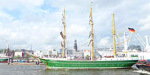 Großsegler Alexander von Humboldt II auf dem 824. Hafengeburtstag Hamburg